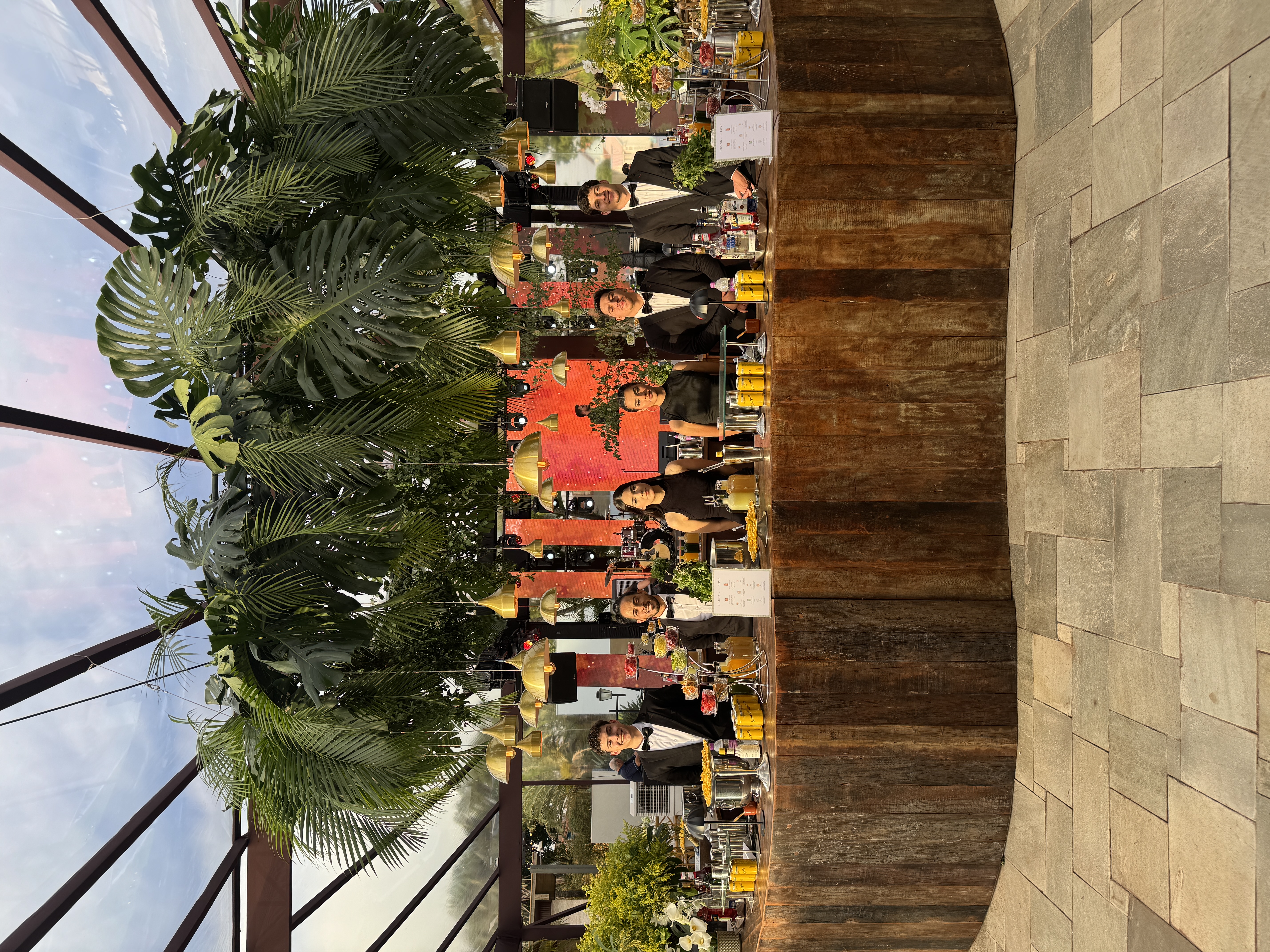 Mesa de coquetéis em casamento de luxo